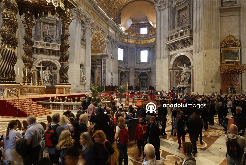 Jenazah Paus Fransiskus disemayamkan di Basilika Santo Petrus