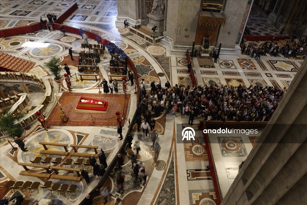Jenazah Paus Fransiskus disemayamkan di Basilika Santo Petrus