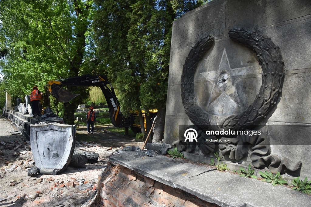 Во Львове начали демонтаж последнего советского мемориала