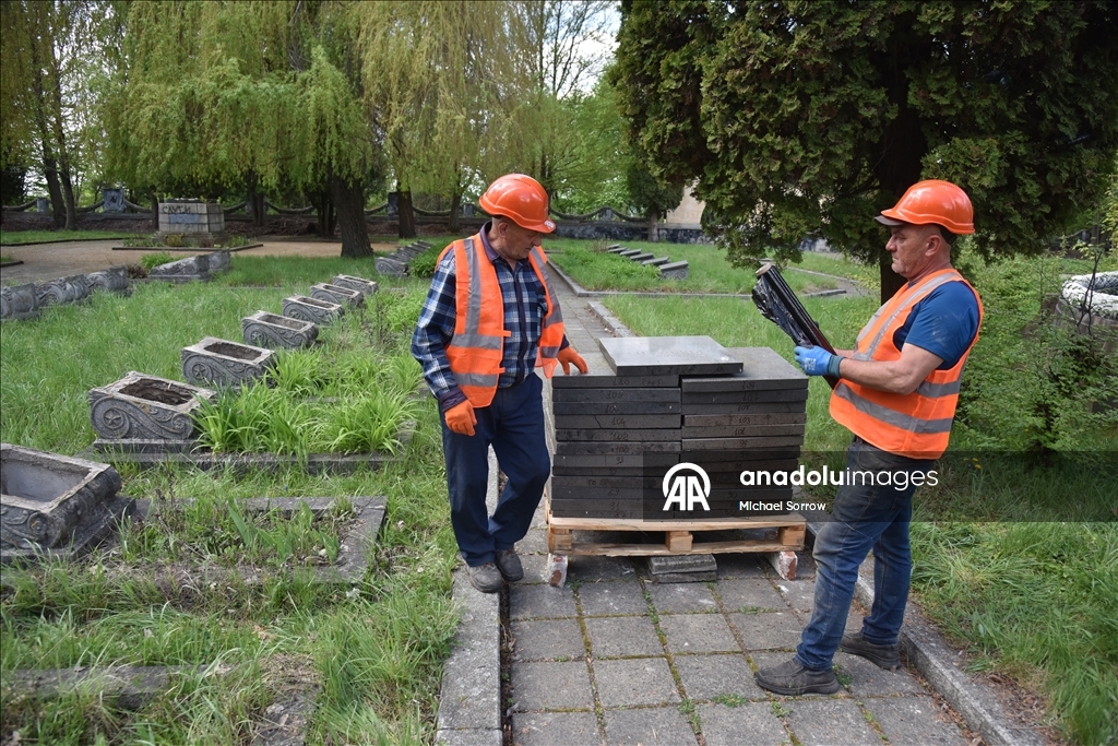 Во Львове начали демонтаж последнего советского мемориала