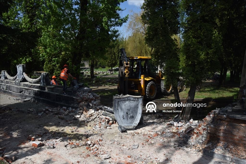 Во Львове начали демонтаж последнего советского мемориала