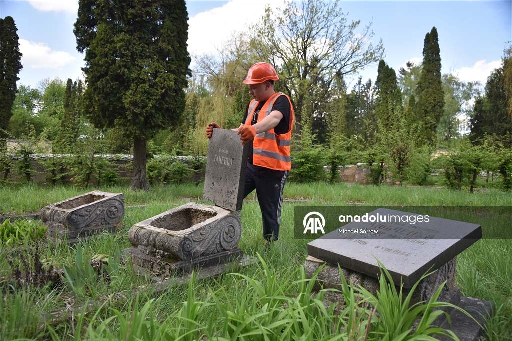 Во Львове начали демонтаж последнего советского мемориала