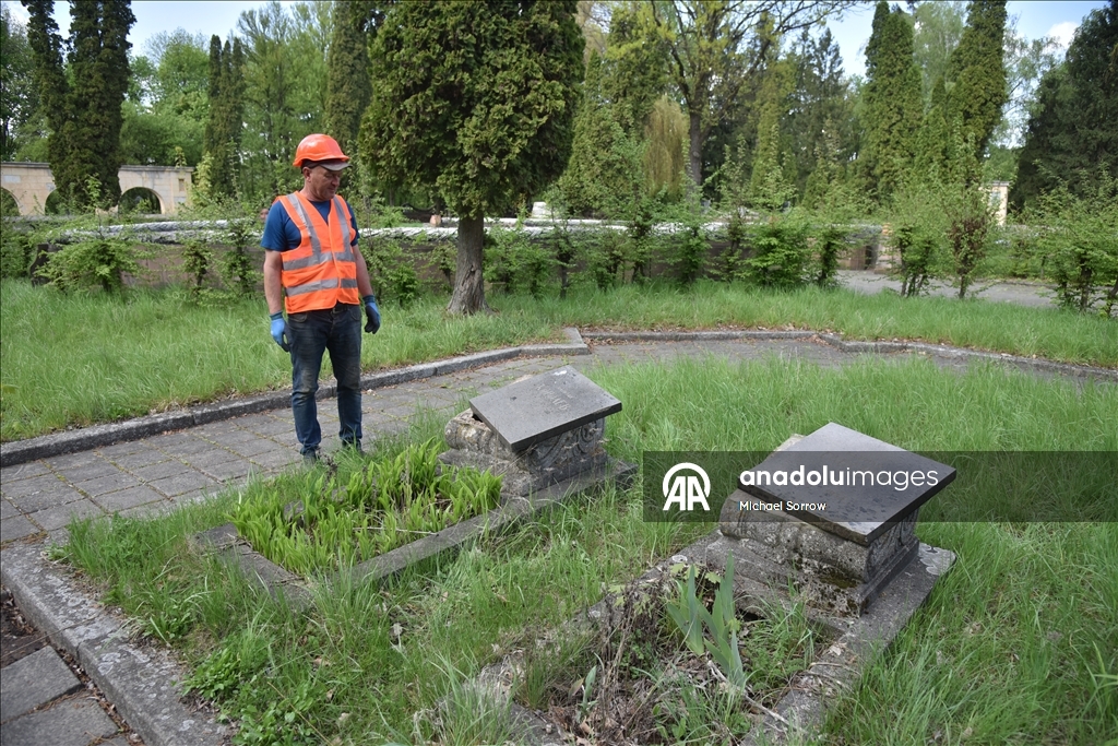 Во Львове начали демонтаж последнего советского мемориала