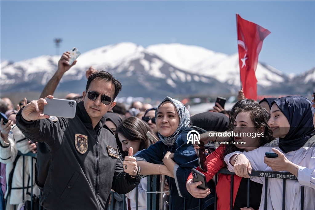 SOLOTÜRK "2025 Turizm Başkenti" Erzurum'da gösteri uçuşu yaptı