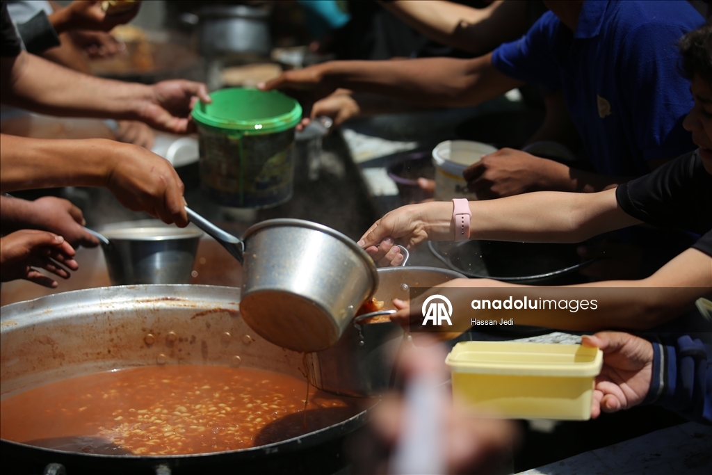 İsrail saldırıları altındaki Gazze'de Filistinlilere sıcak yemek dağıtıldı