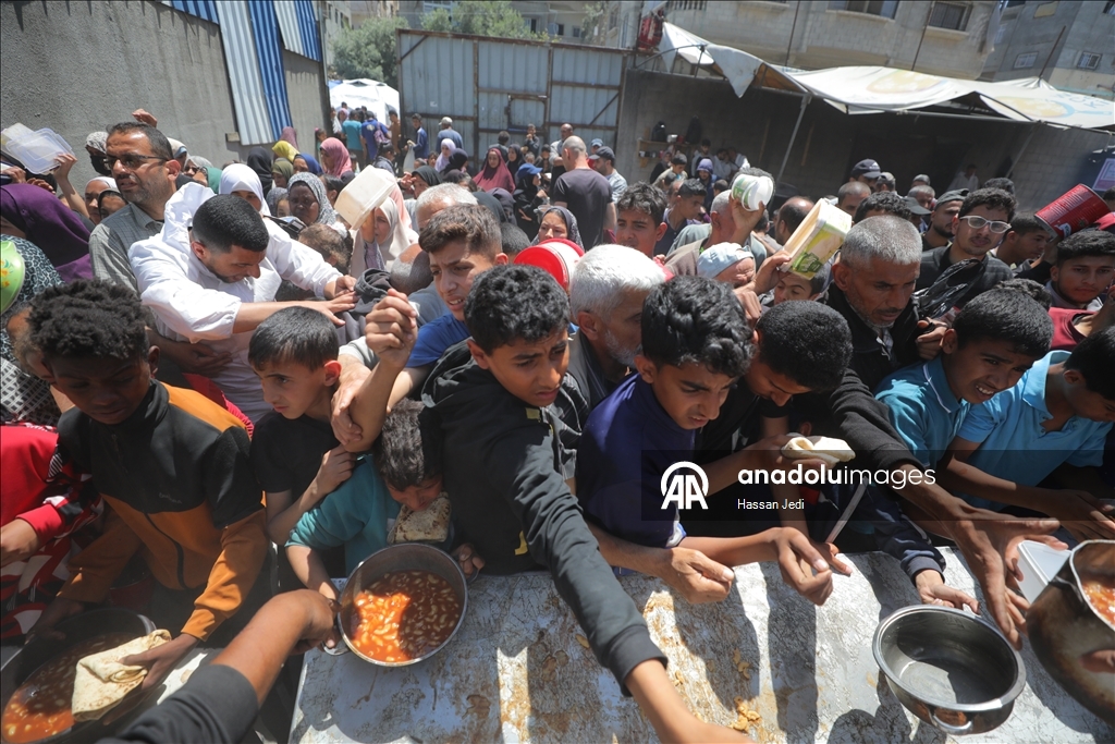 İsrail saldırıları altındaki Gazze'de Filistinlilere sıcak yemek dağıtıldı