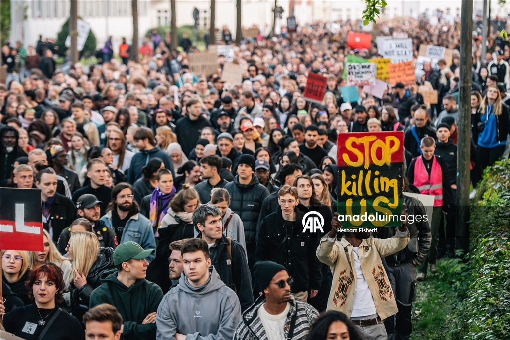 Almanya'da polis tarafından vurularak öldürülen 21 yaşındaki siyahi genç için protesto düzenlendi