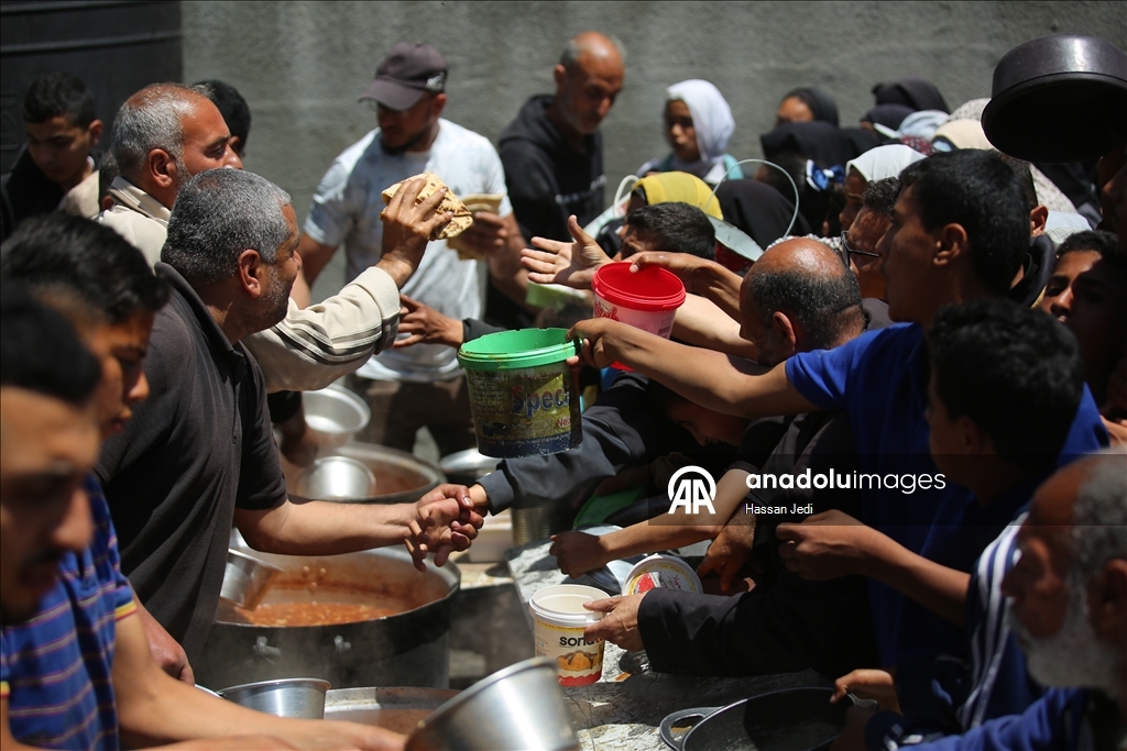 İsrail saldırıları altındaki Gazze'de Filistinlilere sıcak yemek dağıtıldı
