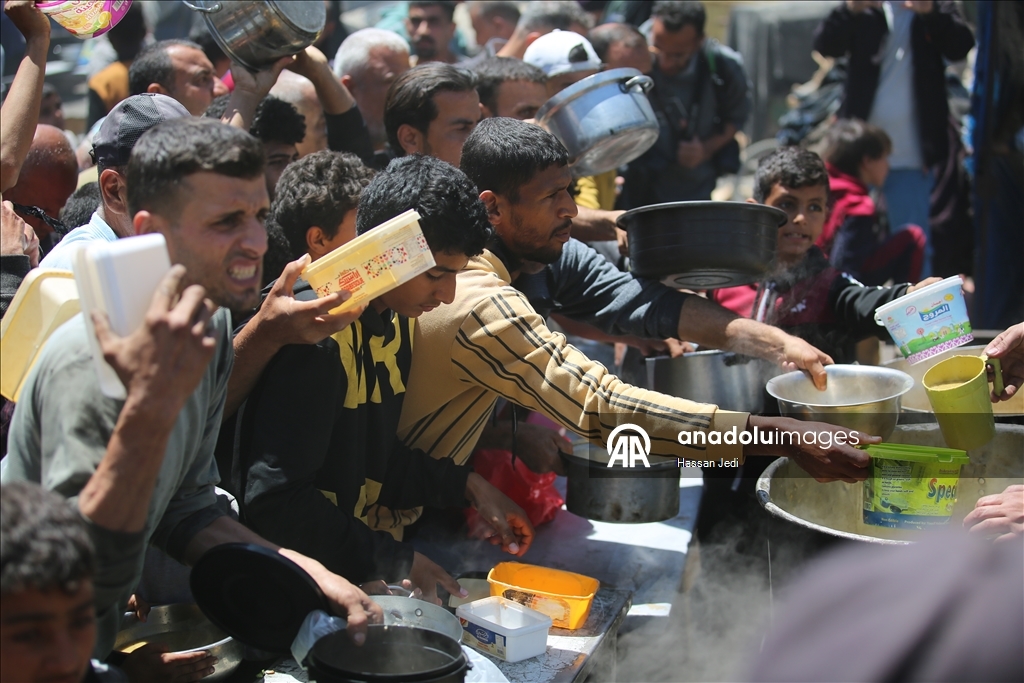 İsrail saldırıları altındaki Gazze'de Filistinlilere sıcak yemek dağıtıldı