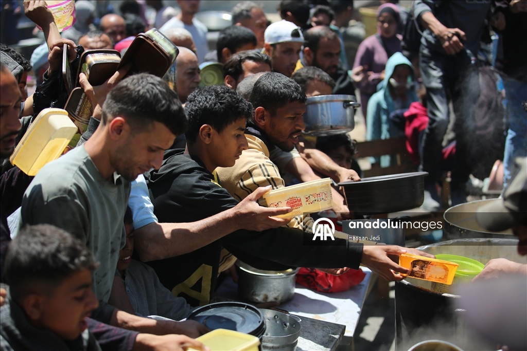 İsrail saldırıları altındaki Gazze'de Filistinlilere sıcak yemek dağıtıldı