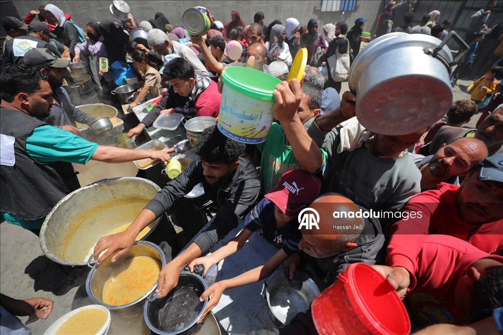 İsrail saldırıları altındaki Gazze'de Filistinlilere sıcak yemek dağıtıldı