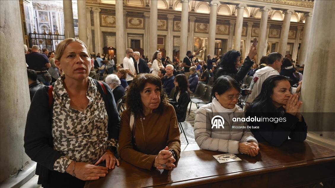Roma'da Papa Francis'in kabri ziyaretçi akınına uğradı