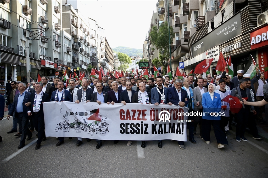 "غزة تموت".. مئات الأتراك يتظاهرون في بورصا نصرة لفلسطين