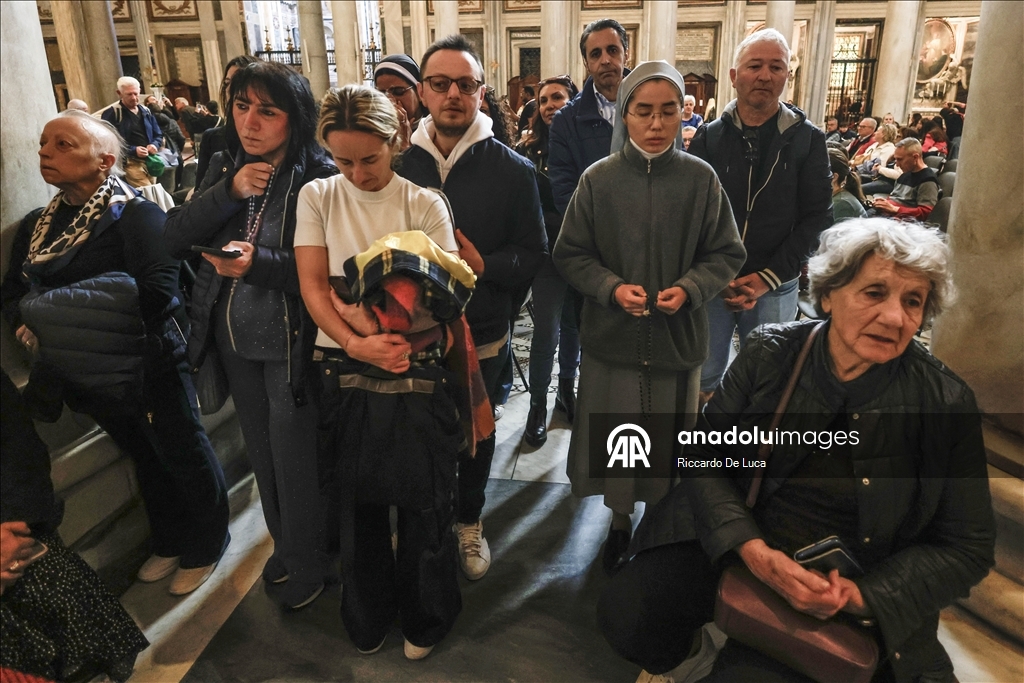 Roma'da Papa Francis'in kabri ziyaretçi akınına uğradı