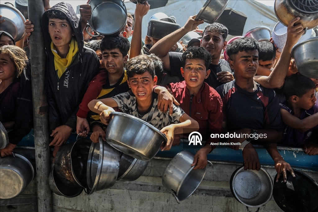 İsrail saldırıları ve ambargosu altındaki Gazzelilere sıcak yemek dağıtımı yapıldı