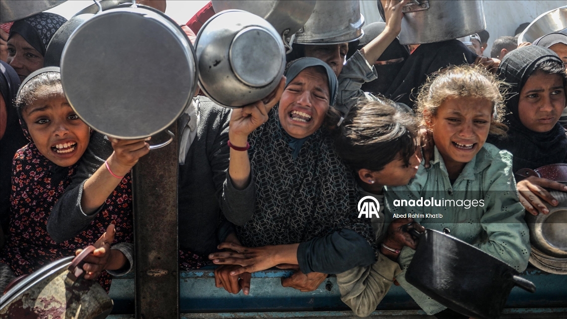 İsrail saldırıları ve ambargosu altındaki Gazzelilere sıcak yemek dağıtımı yapıldı