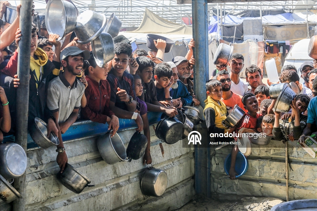 İsrail saldırıları ve ambargosu altındaki Gazzelilere sıcak yemek dağıtımı yapıldı