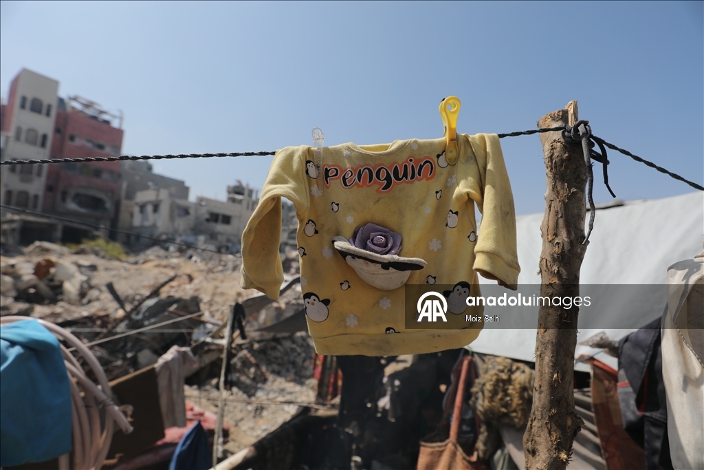 Filistinli baba, çocuklarının hatıralarıyla enkazda hayata tutunuyor