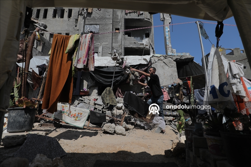 Filistinli baba, çocuklarının hatıralarıyla enkazda hayata tutunuyor