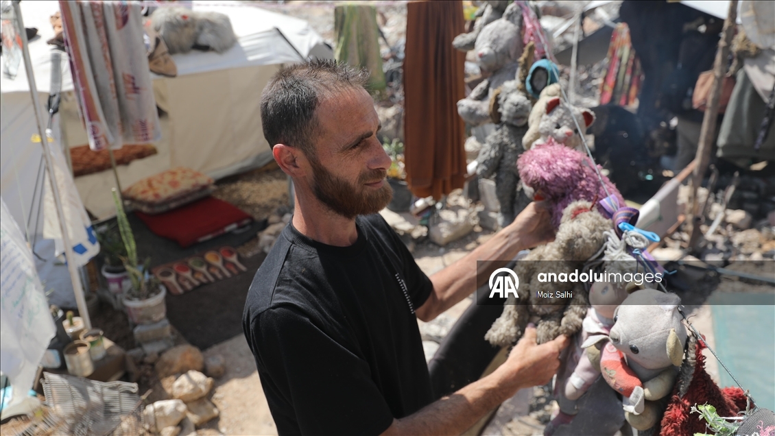 Filistinli baba, çocuklarının hatıralarıyla enkazda hayata tutunuyor