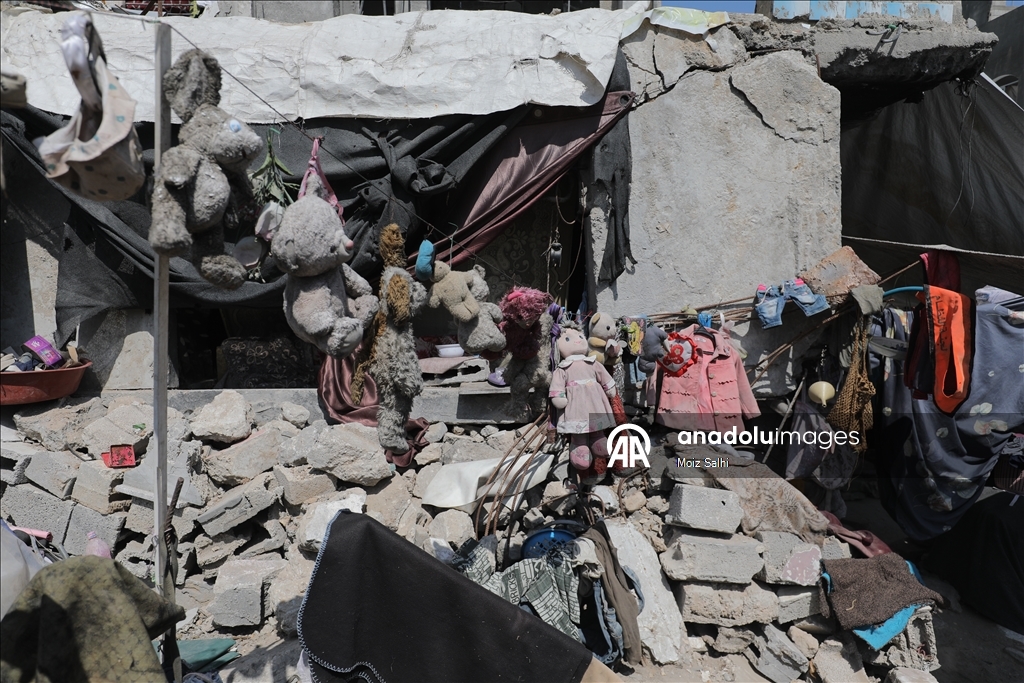 Filistinli baba, çocuklarının hatıralarıyla enkazda hayata tutunuyor