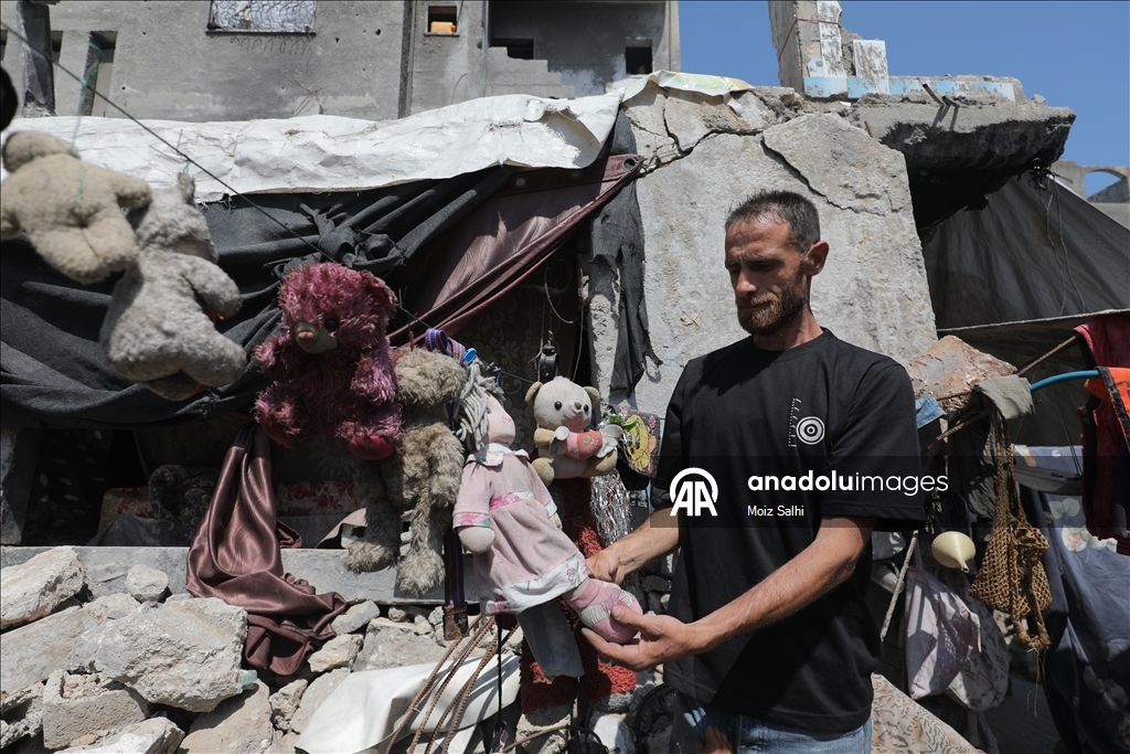 Filistinli baba, çocuklarının hatıralarıyla enkazda hayata tutunuyor