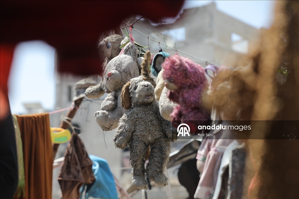 Filistinli baba, çocuklarının hatıralarıyla enkazda hayata tutunuyor