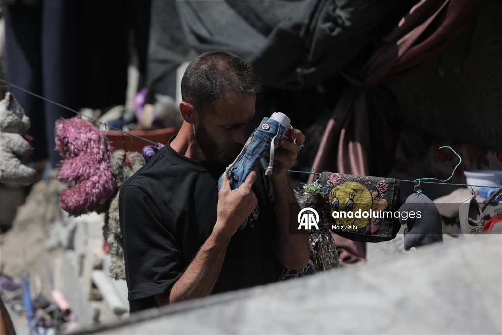 Filistinli baba, çocuklarının hatıralarıyla enkazda hayata tutunuyor