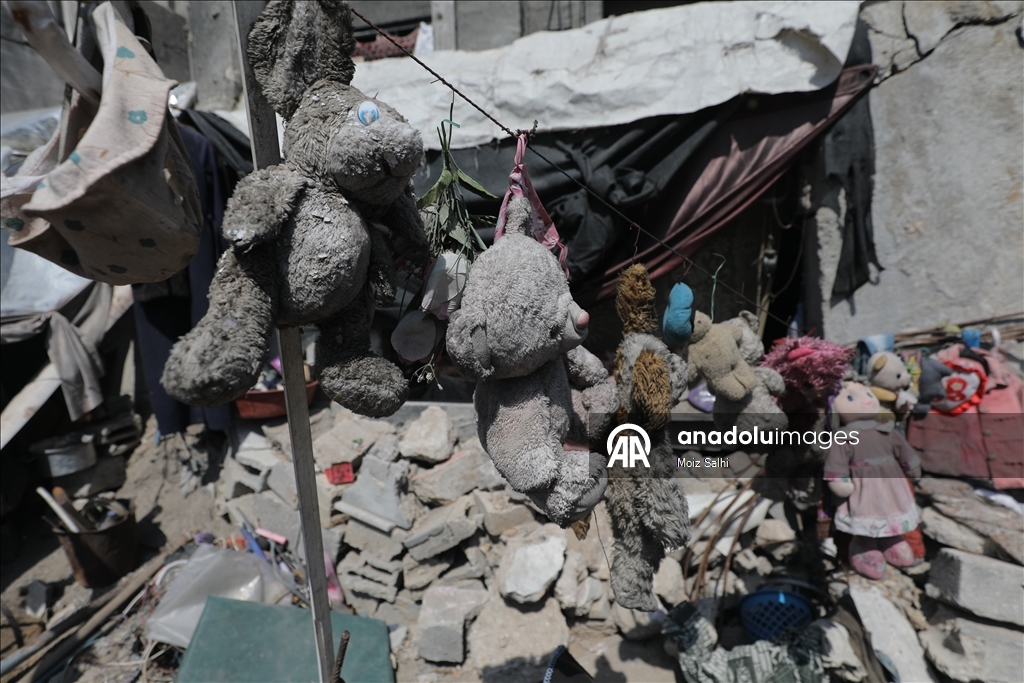 Filistinli baba, çocuklarının hatıralarıyla enkazda hayata tutunuyor