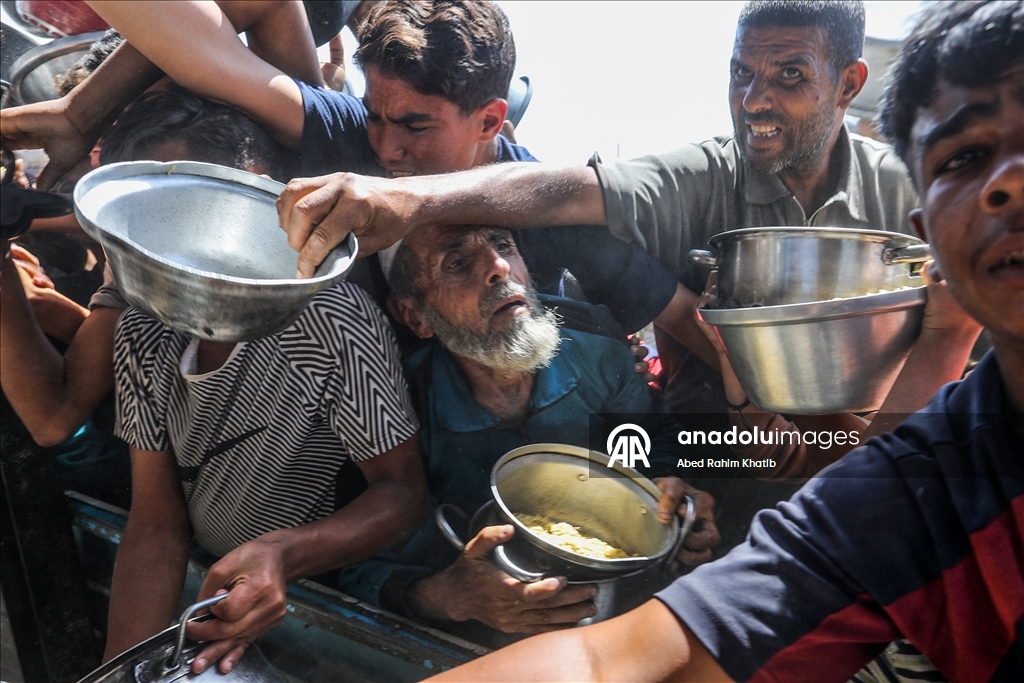 İsrail saldırıları ve ambargosu altındaki Gazzelilere sıcak yemek dağıtımı yapıldı
