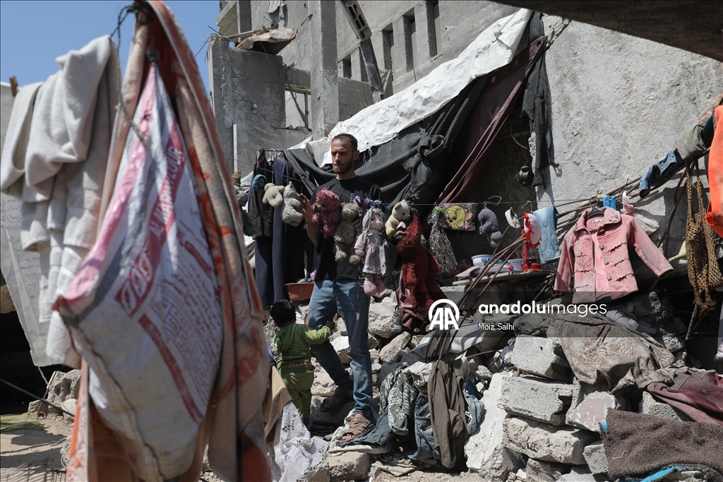 Filistinli baba, çocuklarının hatıralarıyla enkazda hayata tutunuyor