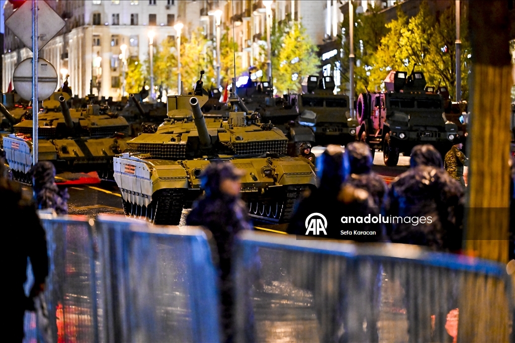 В Москве прошла ночная репетиция военного парада