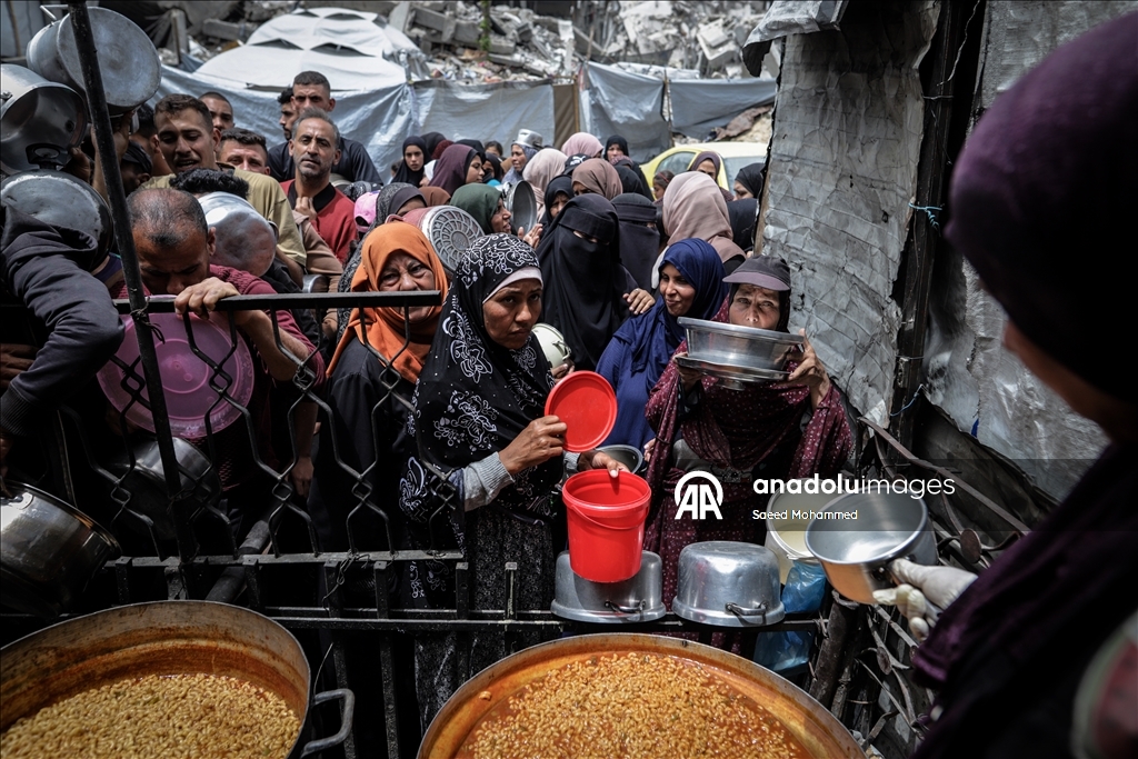 İsrail saldırısı ve ambargosu altındaki Gazze’de sıcak yemek dağıtıldı