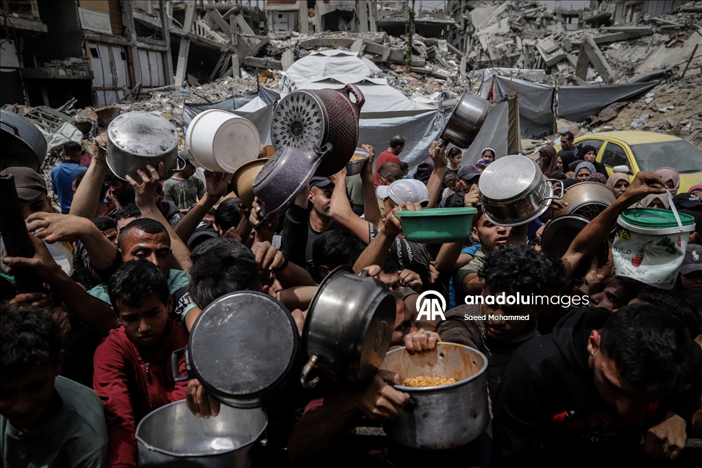İsrail saldırısı ve ambargosu altındaki Gazze’de sıcak yemek dağıtıldı
