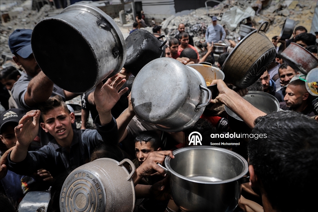 İsrail saldırısı ve ambargosu altındaki Gazze’de sıcak yemek dağıtıldı