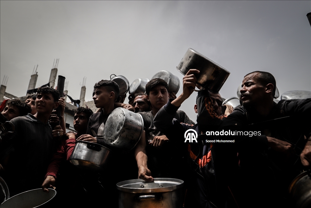 İsrail saldırısı ve ambargosu altındaki Gazze’de sıcak yemek dağıtıldı
