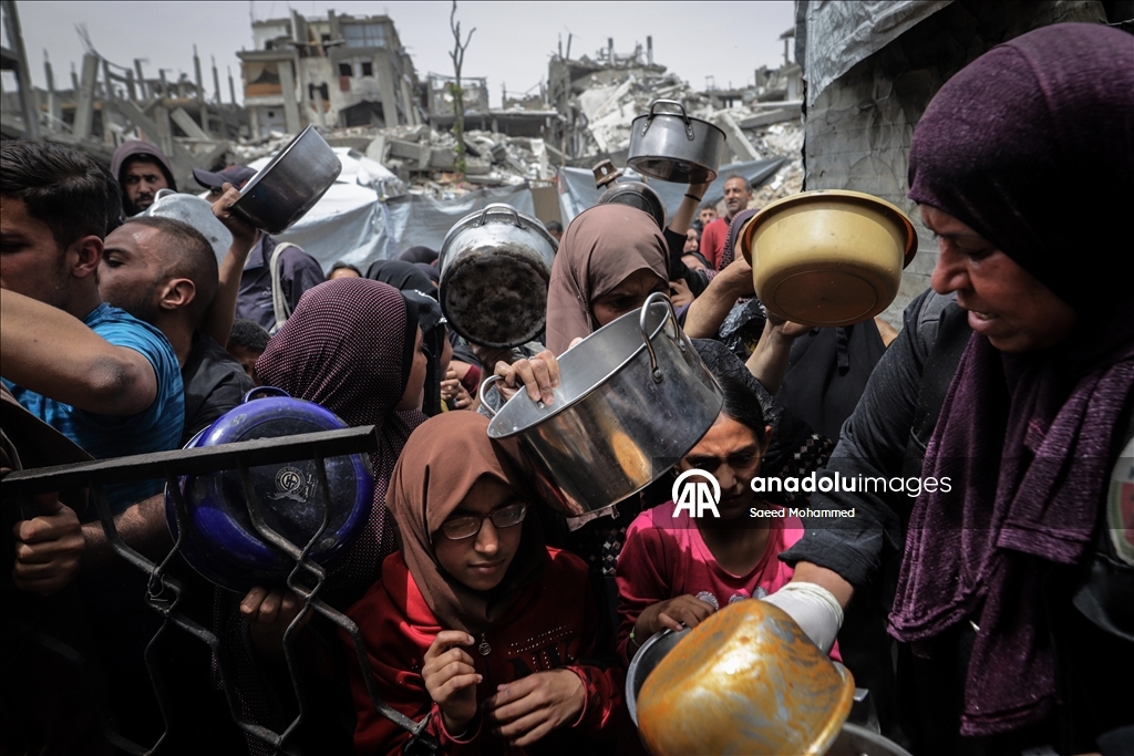 İsrail saldırısı ve ambargosu altındaki Gazze’de sıcak yemek dağıtıldı