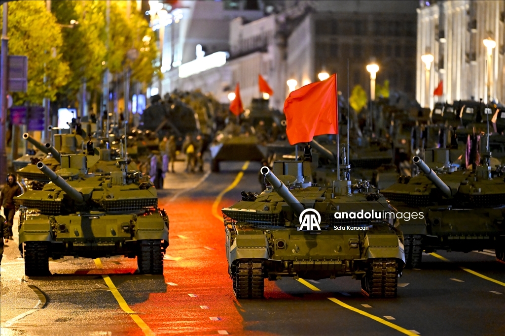 В Москве прошла ночная репетиция военного парада