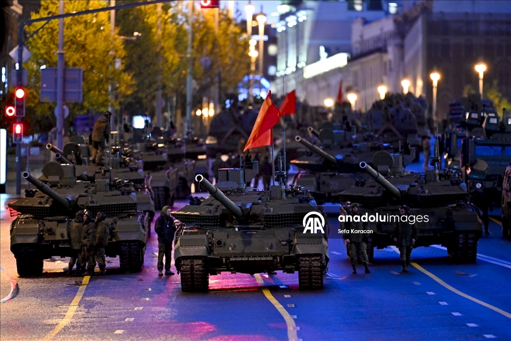 В Москве прошла ночная репетиция военного парада