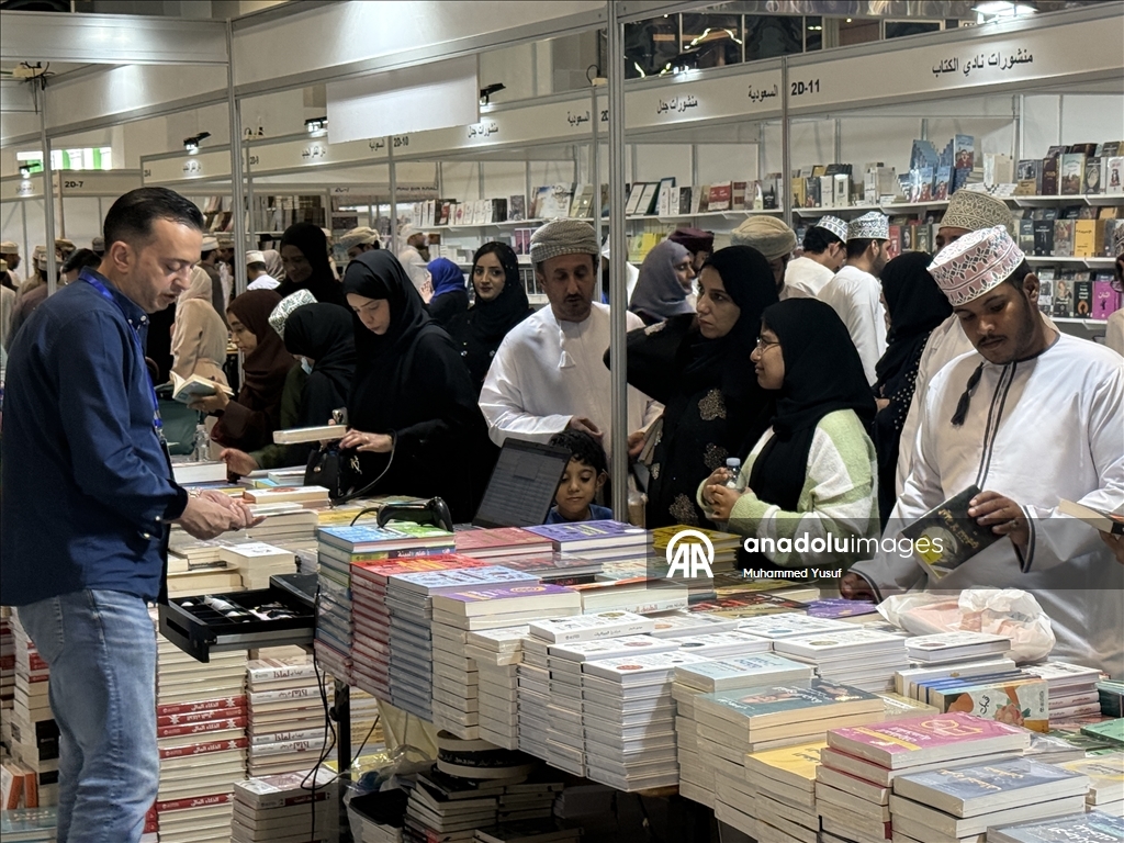 مسقط.. أكثر من 70 ألف زائر بيوم واحد للمعرض الدولي للكتاب