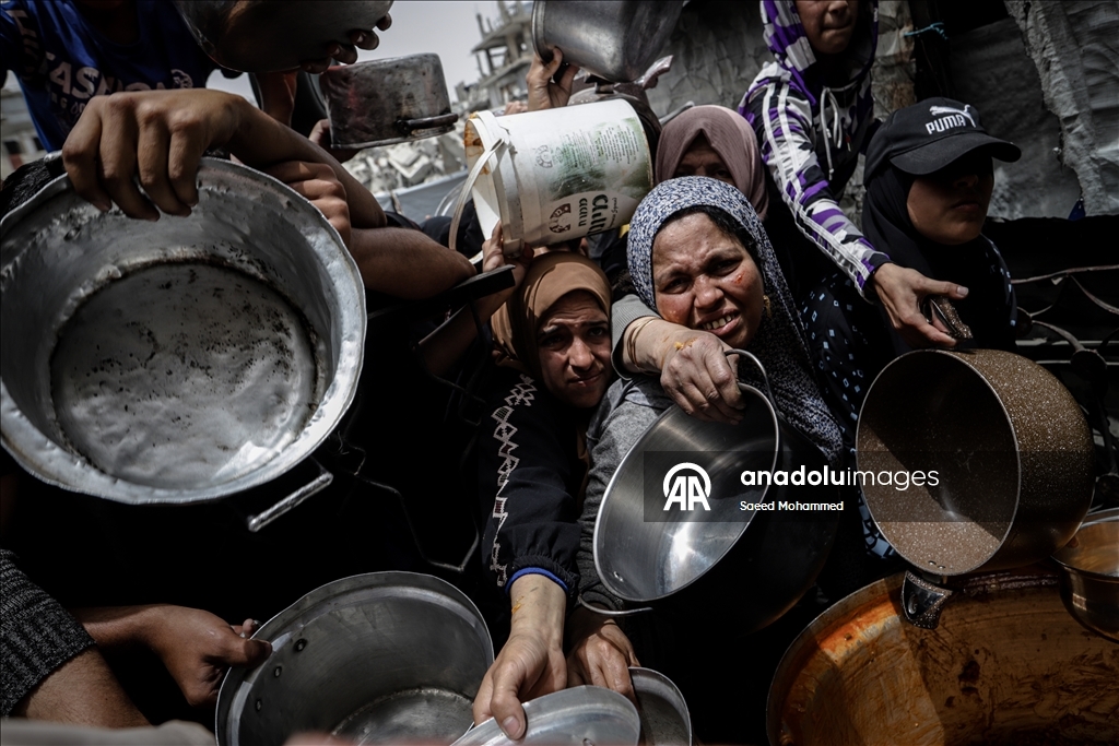 İsrail saldırısı ve ambargosu altındaki Gazze’de sıcak yemek dağıtıldı