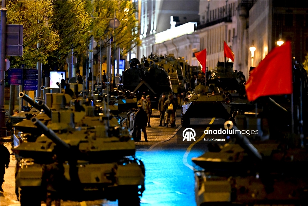 В Москве прошла ночная репетиция военного парада