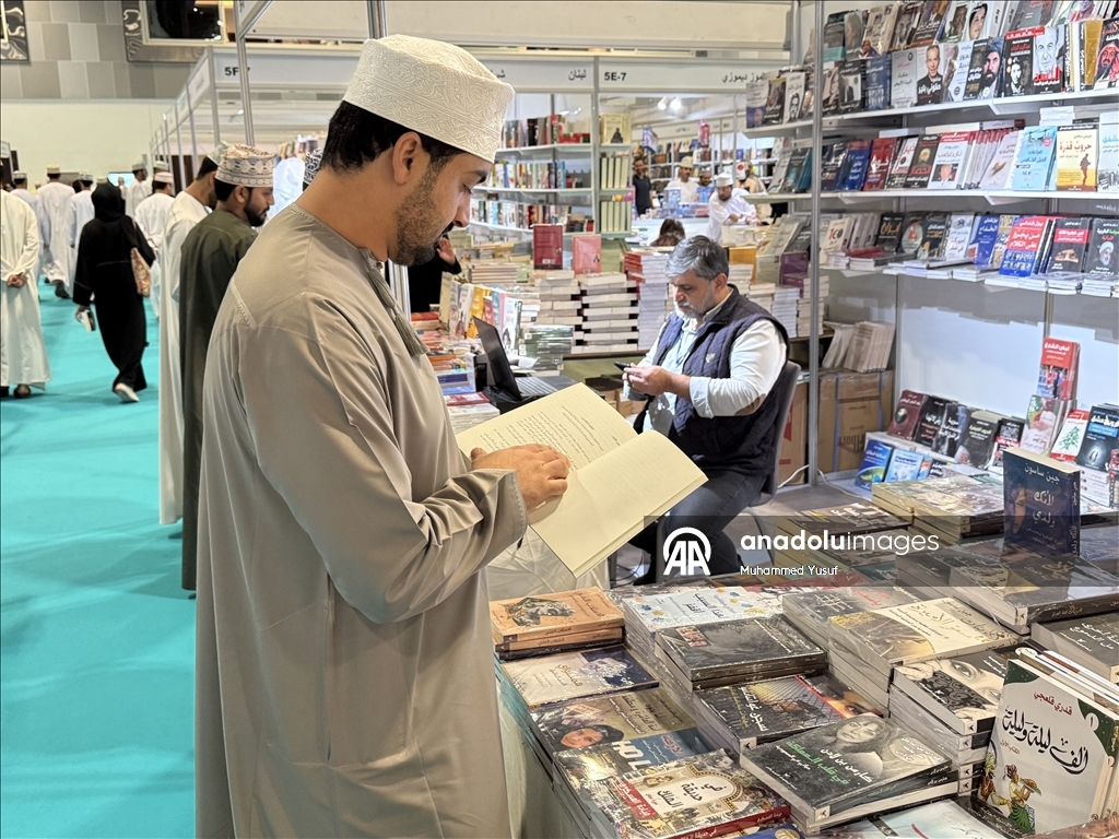 مسقط.. أكثر من 70 ألف زائر بيوم واحد للمعرض الدولي للكتاب