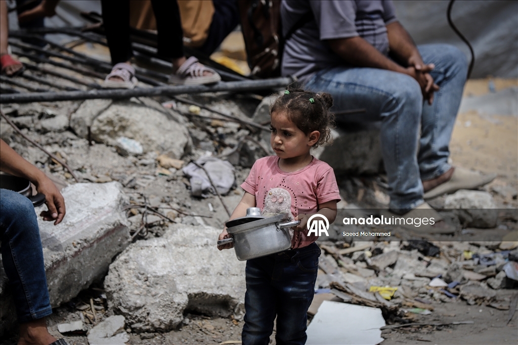 İsrail saldırısı ve ambargosu altındaki Gazze’de sıcak yemek dağıtıldı