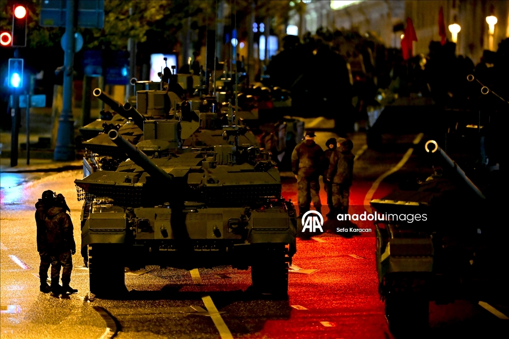 В Москве прошла ночная репетиция военного парада