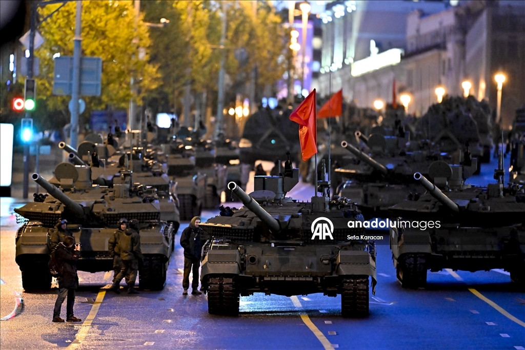 В Москве прошла ночная репетиция военного парада