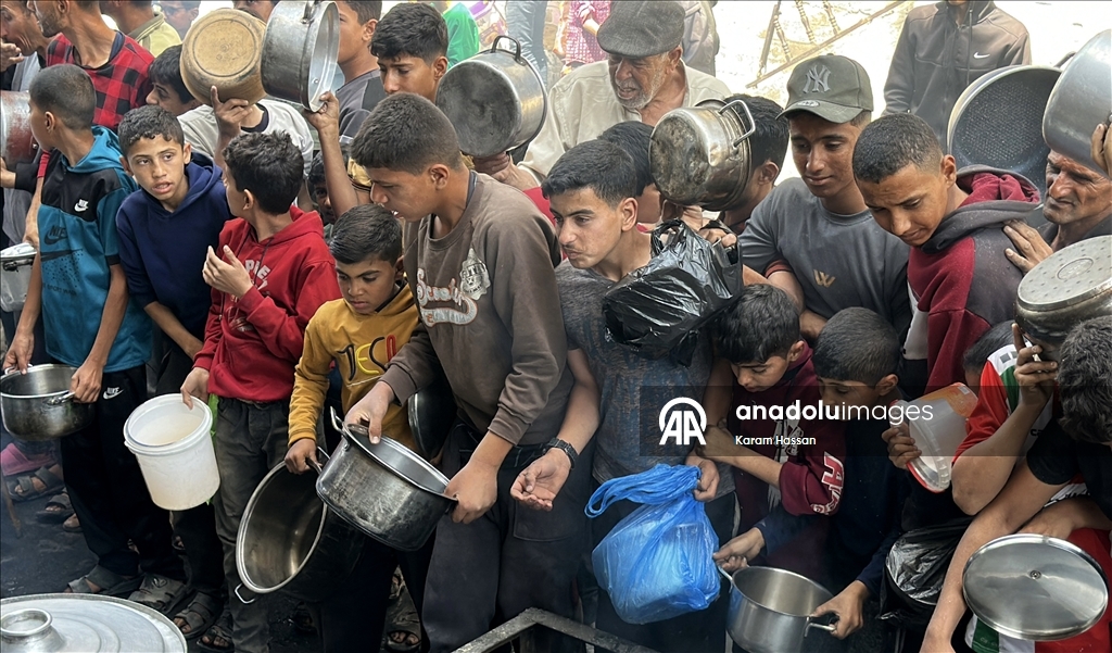 İsrail saldırısı ve ambargosu altındaki Gazze’de sıcak yemek dağıtıldı