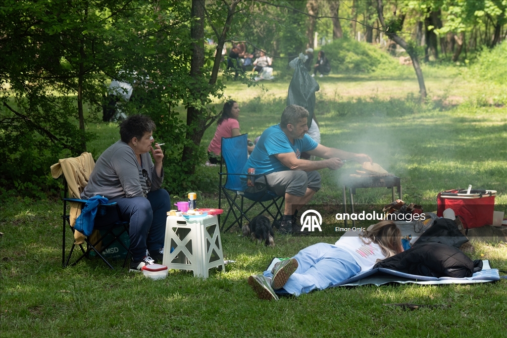 Prvi maj na Stojčevcu: Brojne Sarajlije uživale suncu, roštilju, šetnji