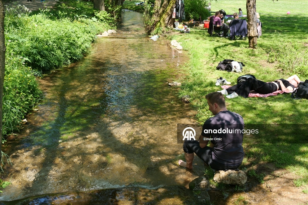 Prvi maj na Stojčevcu: Brojne Sarajlije uživale suncu, roštilju, šetnji