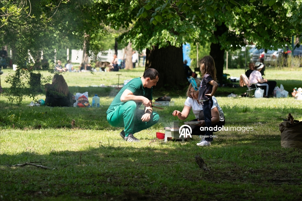 Prvi maj na Stojčevcu: Brojne Sarajlije uživale suncu, roštilju, šetnji